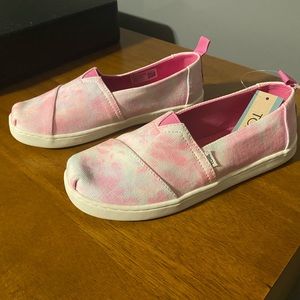 Toms Neon Pink Tie Dye. NWT. Girls sizes 3.5 and 4